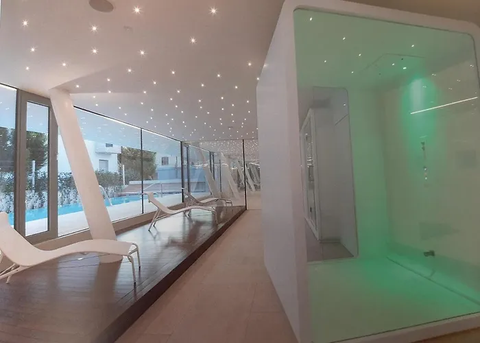 Luxury Apartment Pool, Spa, Gym
