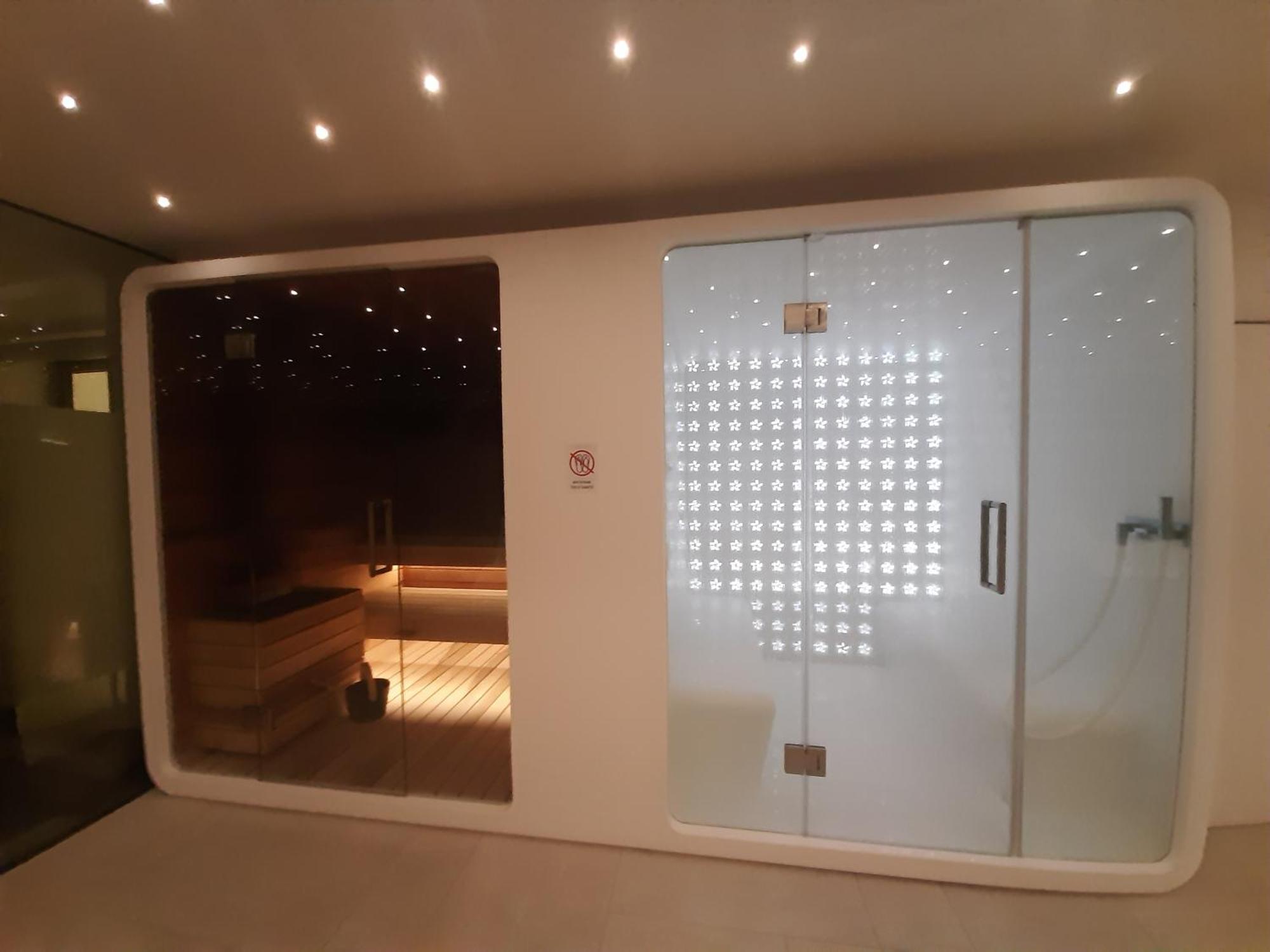 Luxury Pool, Spa, Gym Apartment
