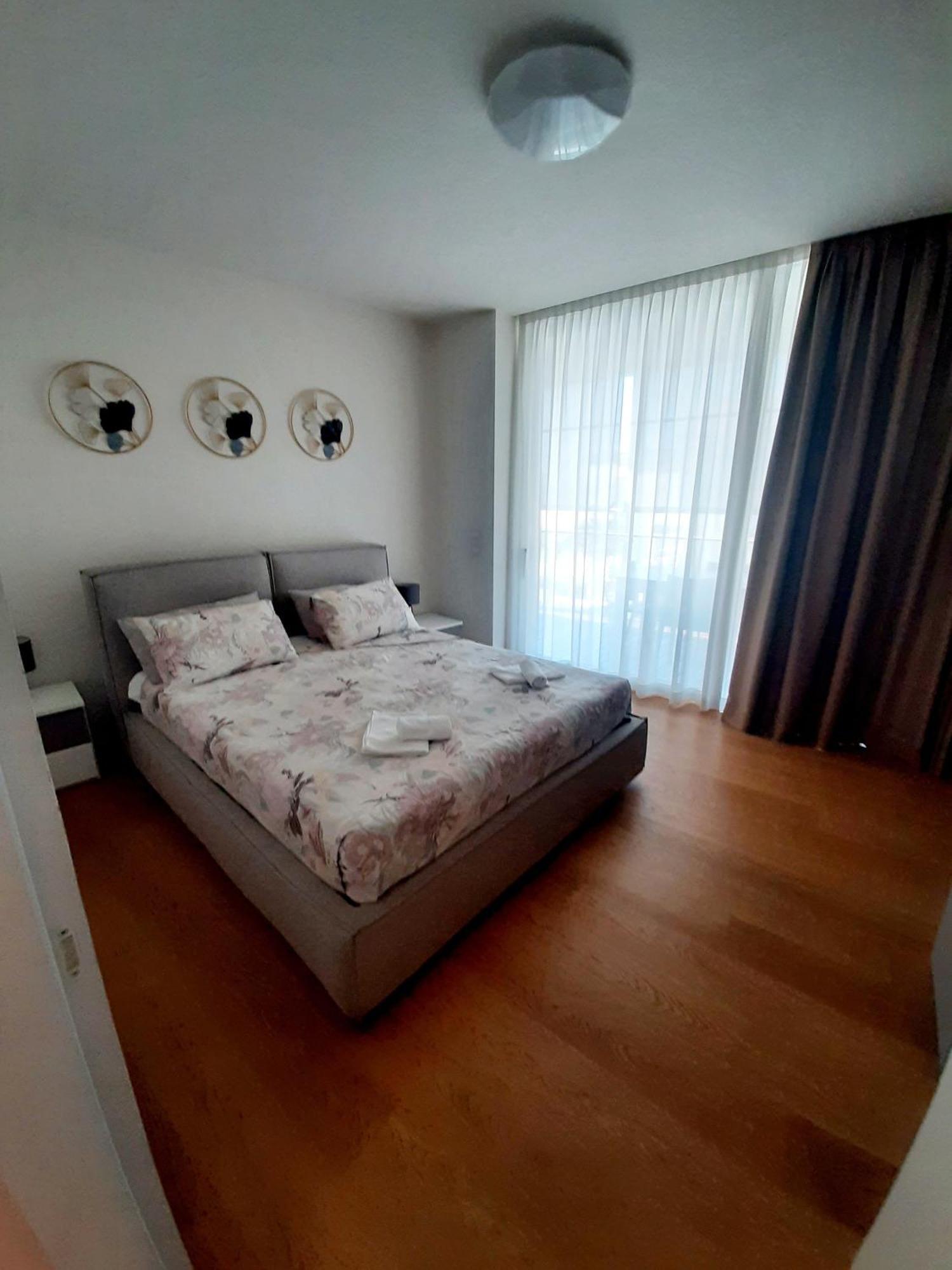 Luxury Pool, Spa, Gym Apartment
